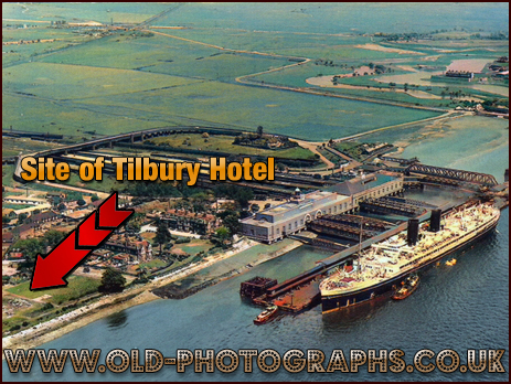Tilbury : P&O Cruise Liner berthed at the Landing Stage [1948]